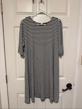 Old Navy Black and White Striped Crewneck Top - XL